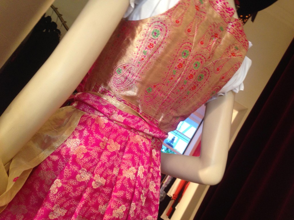 rot_pink_goldenes_Dirndl_muenchen_innenstadt_Schwabing_kaufen_sari_Veronica_Bond