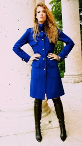 damenmode_abendmode_muenchen_now_veronica_bond_blauer_designermantel-720x1280